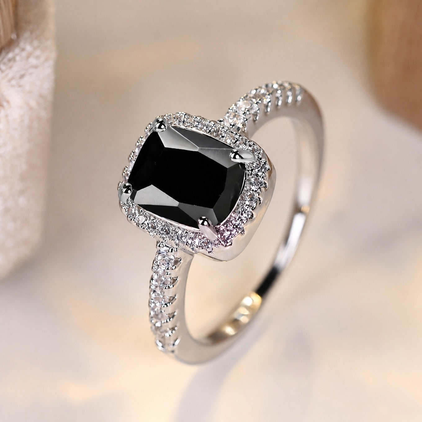 Eleganter synthetischer Zirkonia Statement-Ring