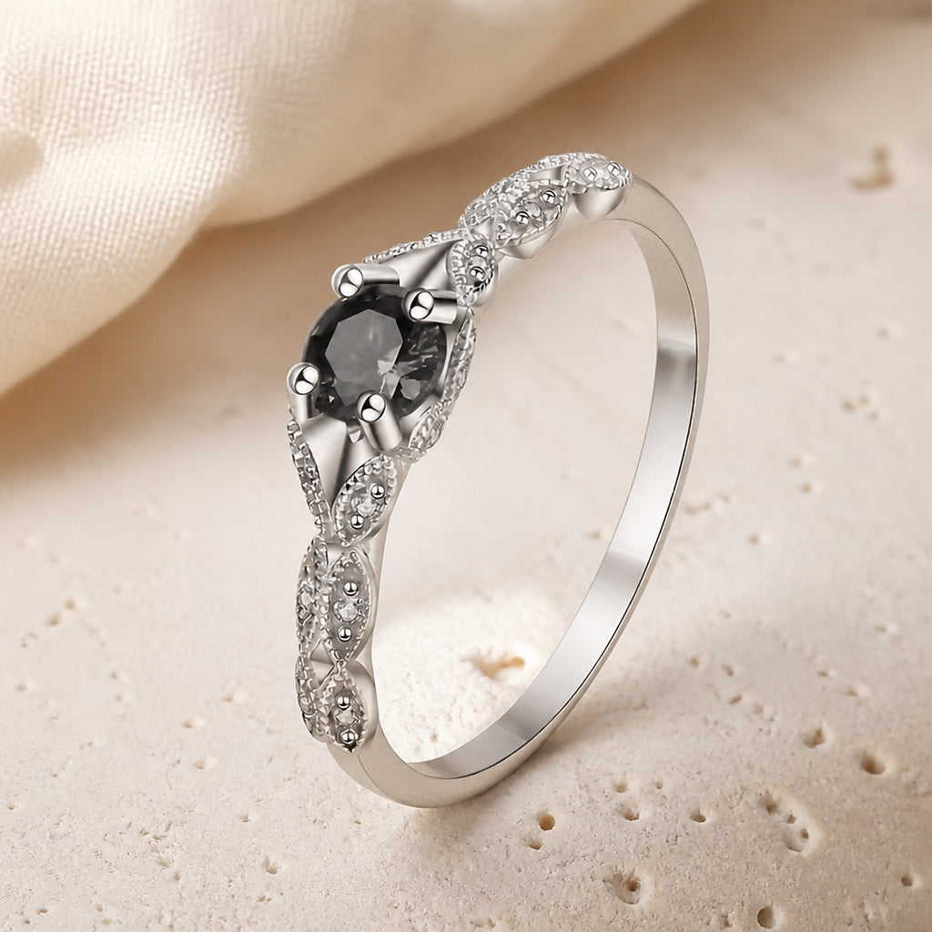 Eleganter synthetischer Zirkonia-Krallenring