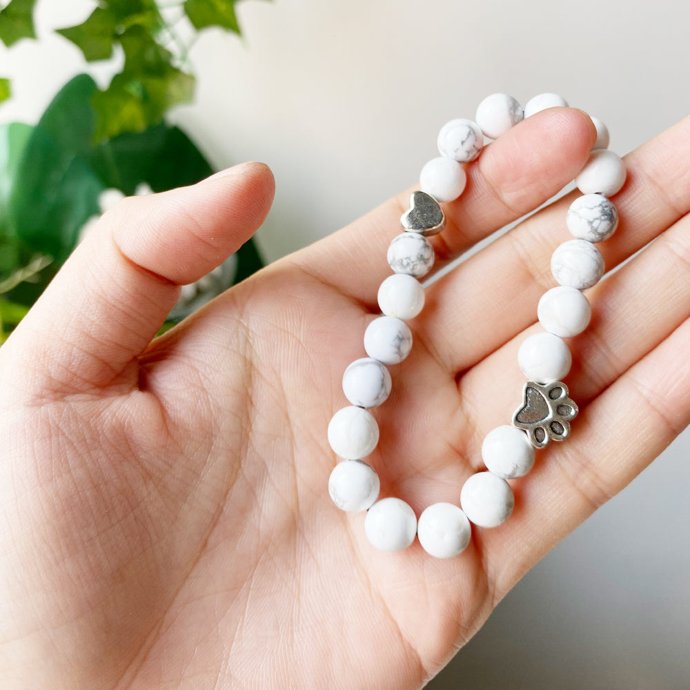 Natürliches Edelsteinarmband mit Pfoten- und Herzanhänger – Handgefertigtes Design