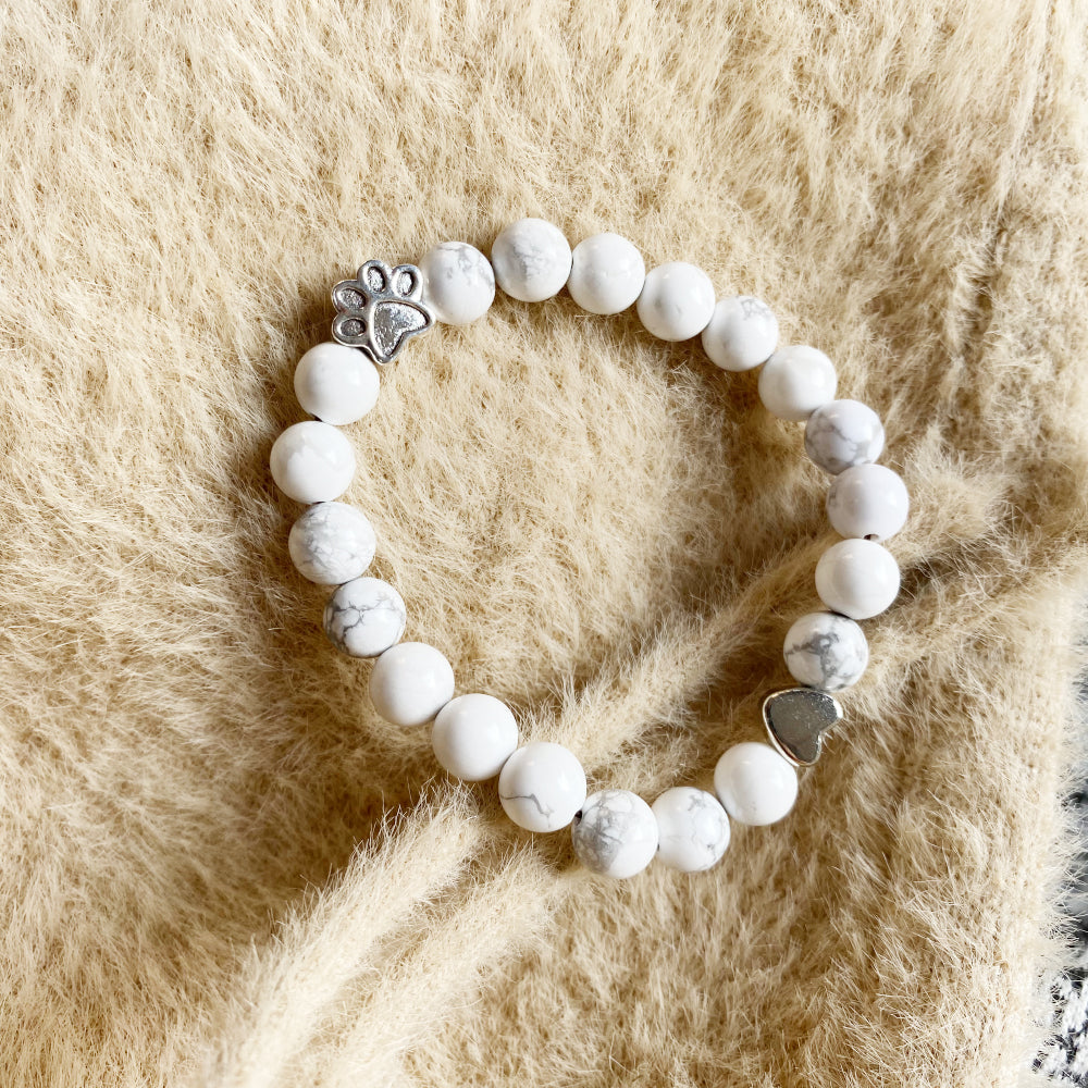 Natürliches Edelsteinarmband mit Pfoten- und Herzanhänger – Handgefertigtes Design