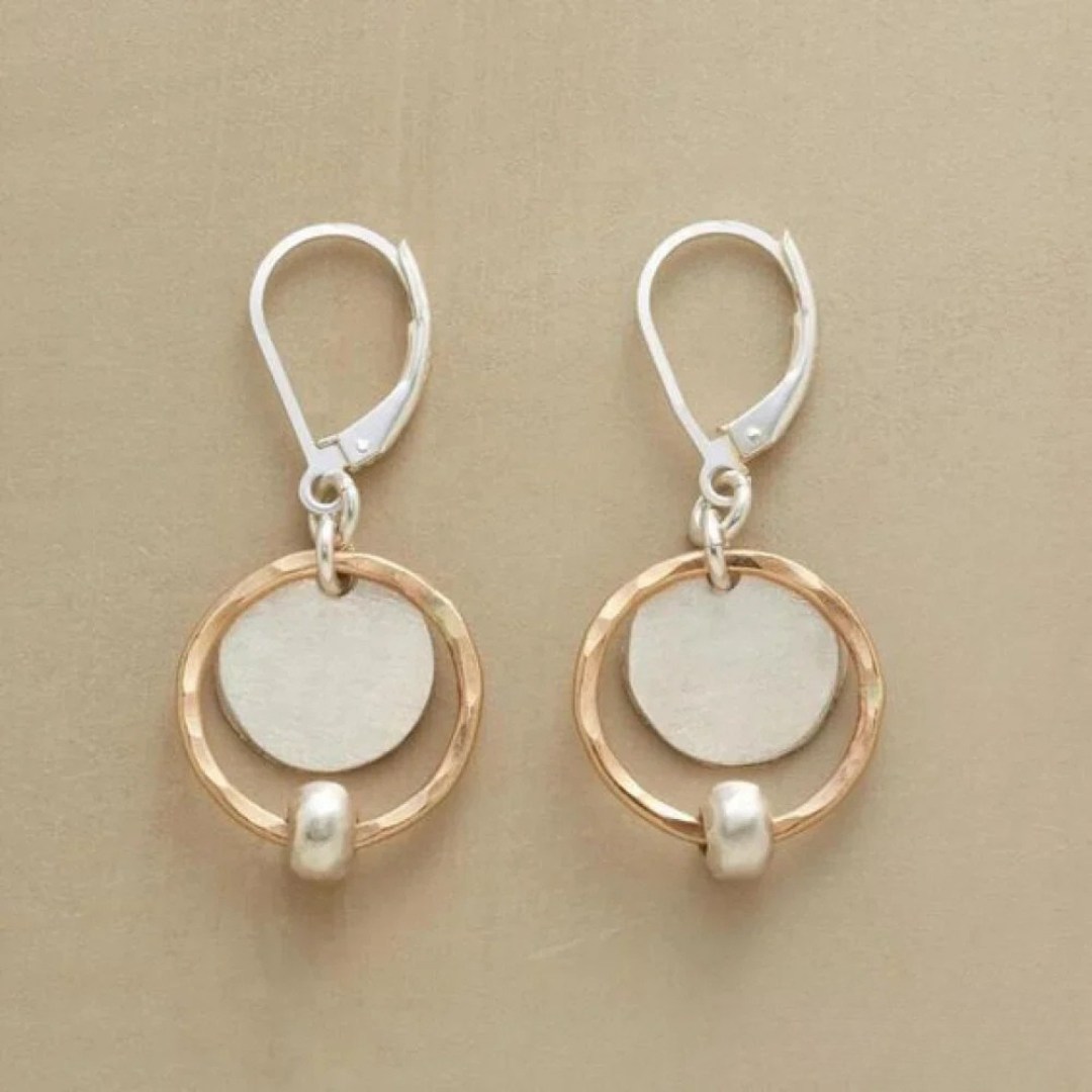 Stylische Gold- und Silber-Perlenohrringe