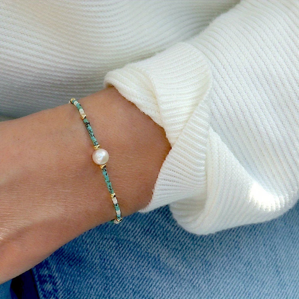 Minimalistisches Türkis- und Perlenarmband