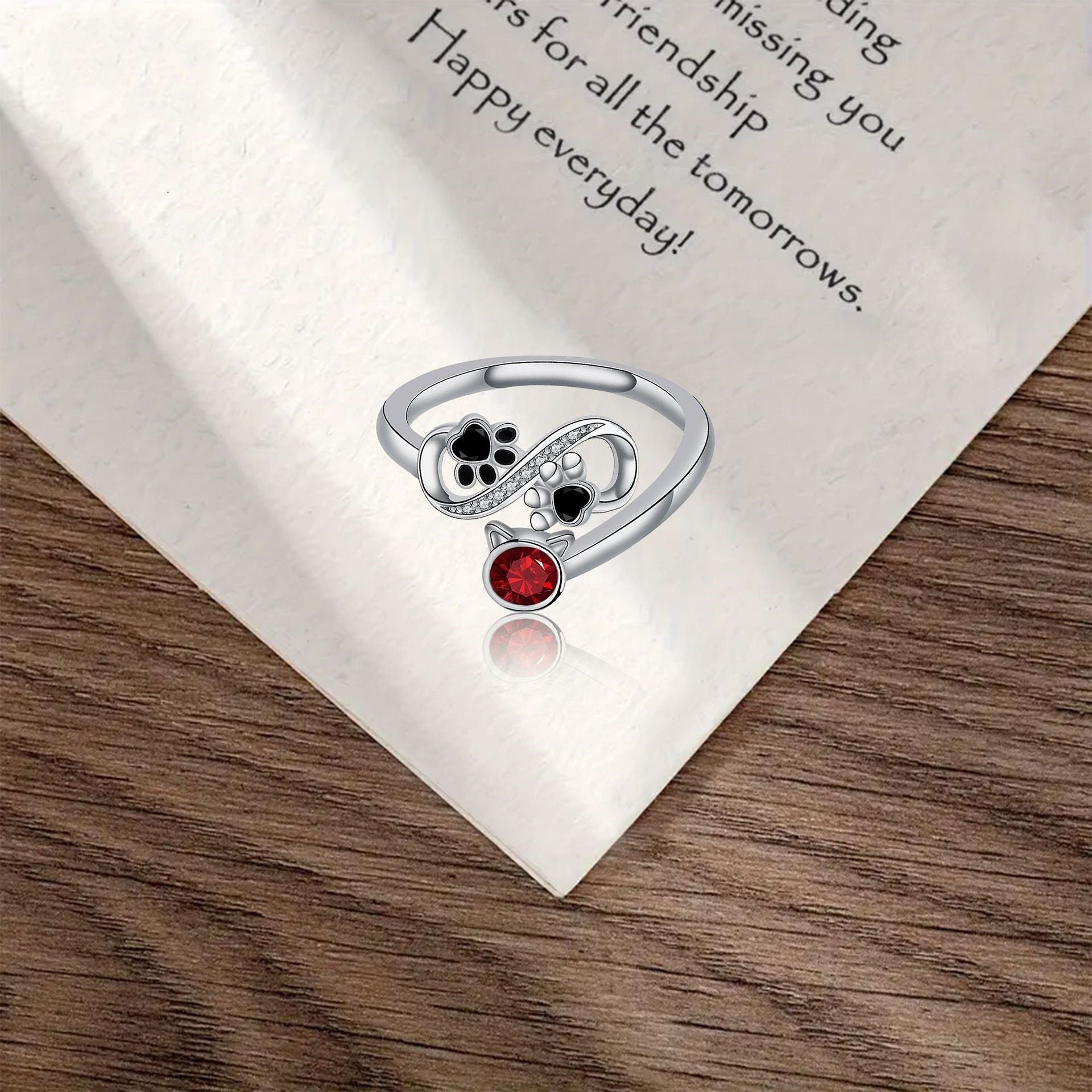 Schwarzer Pfotenabdruck verstellbarer Ring mit rotem Edelstein