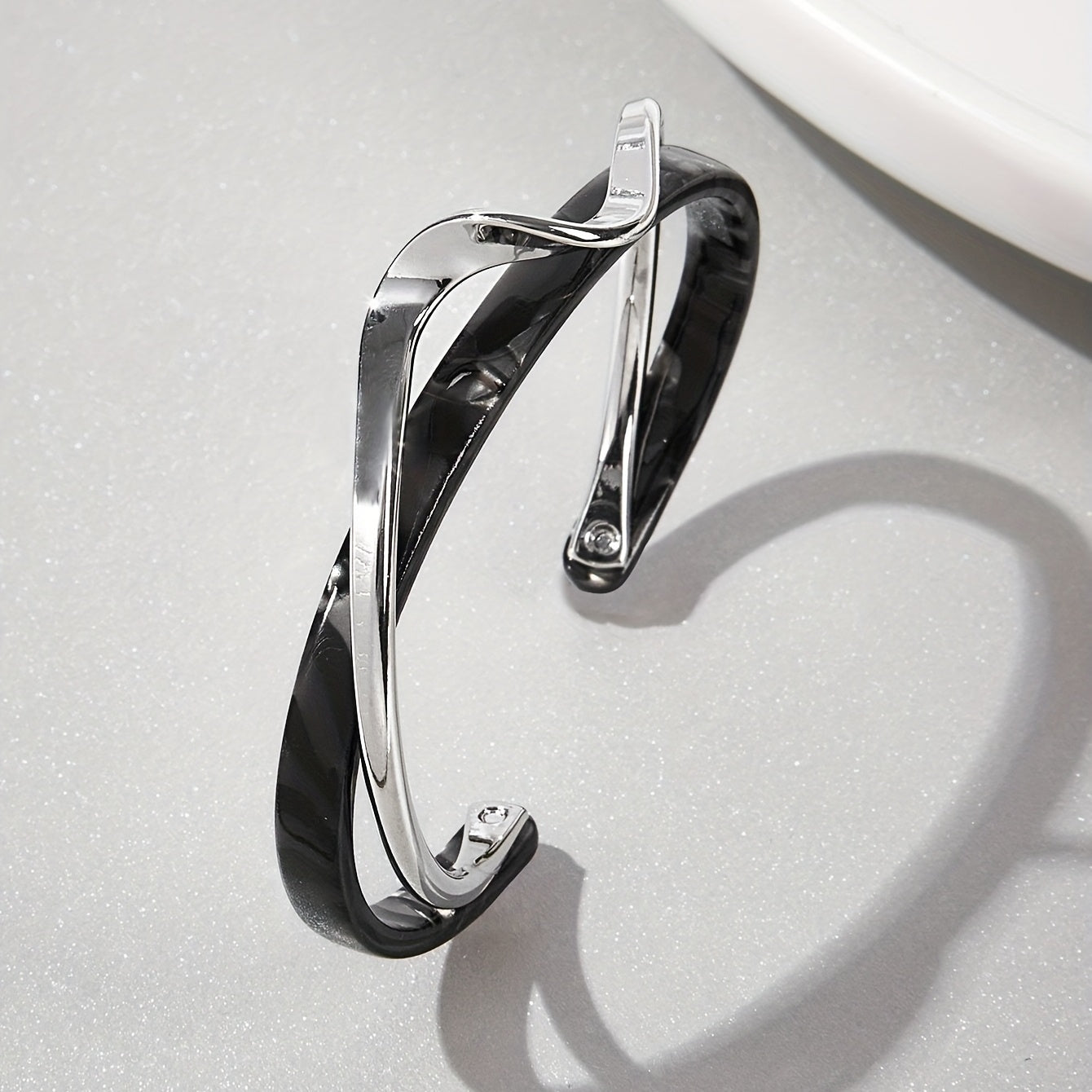 Elegantes minimalistisches Goldarmband