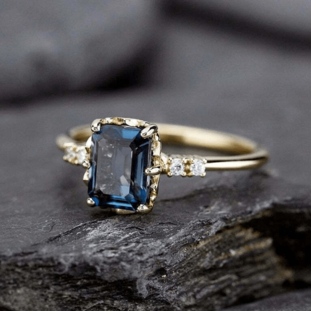 Blauer Kristall Eleganzring