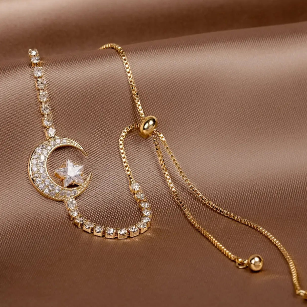 Mond Anhänger Armbänder aus Zirkonia und Gold