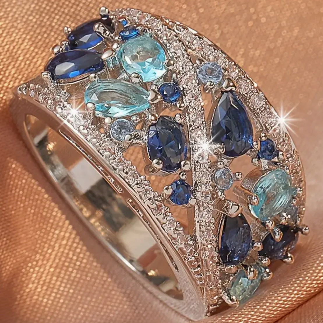 Zeitloser blauer Zirkonring