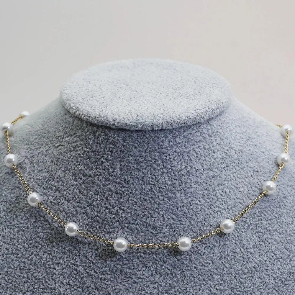 Elegante Goldkette mit Perlen