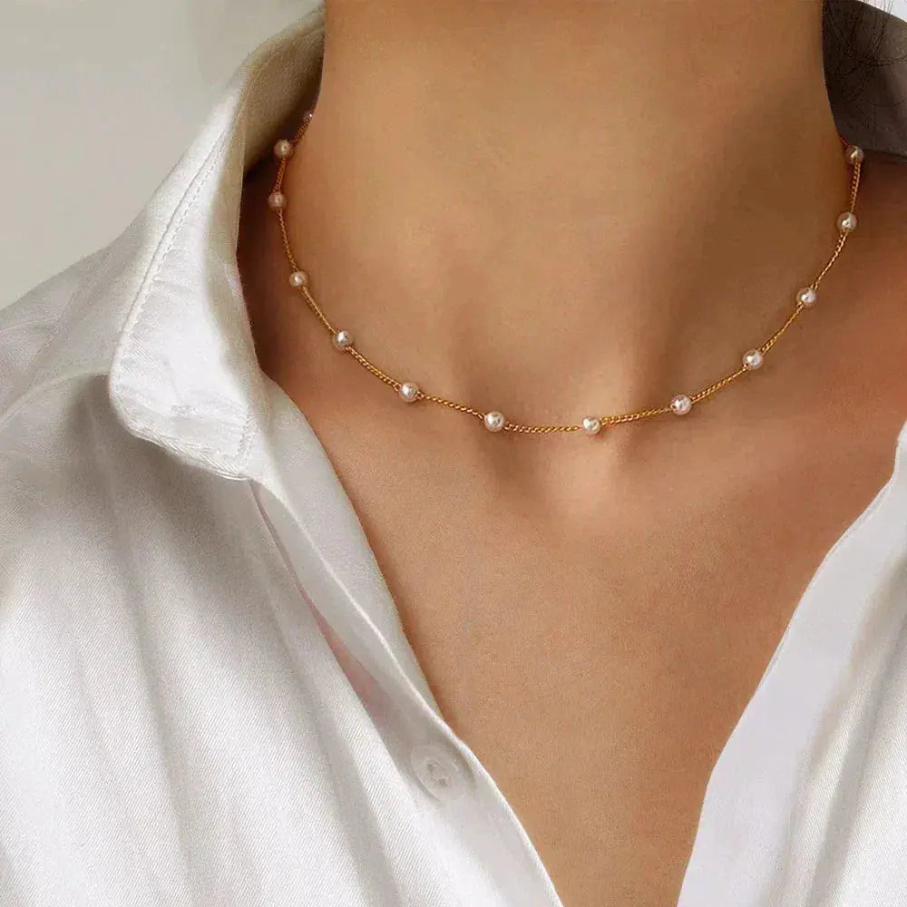 Elegante Goldkette mit Perlen