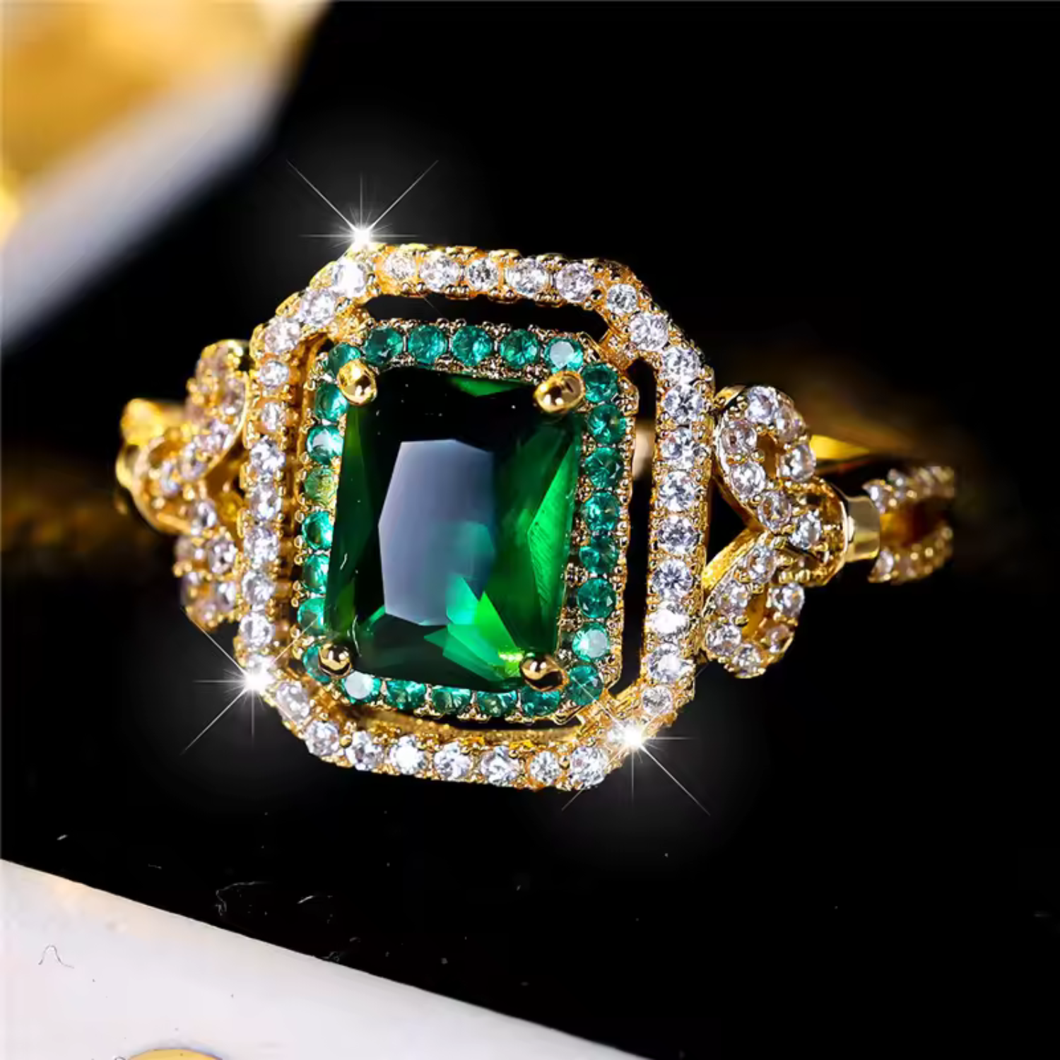 Luxe Smaragd Halo Statement Ring