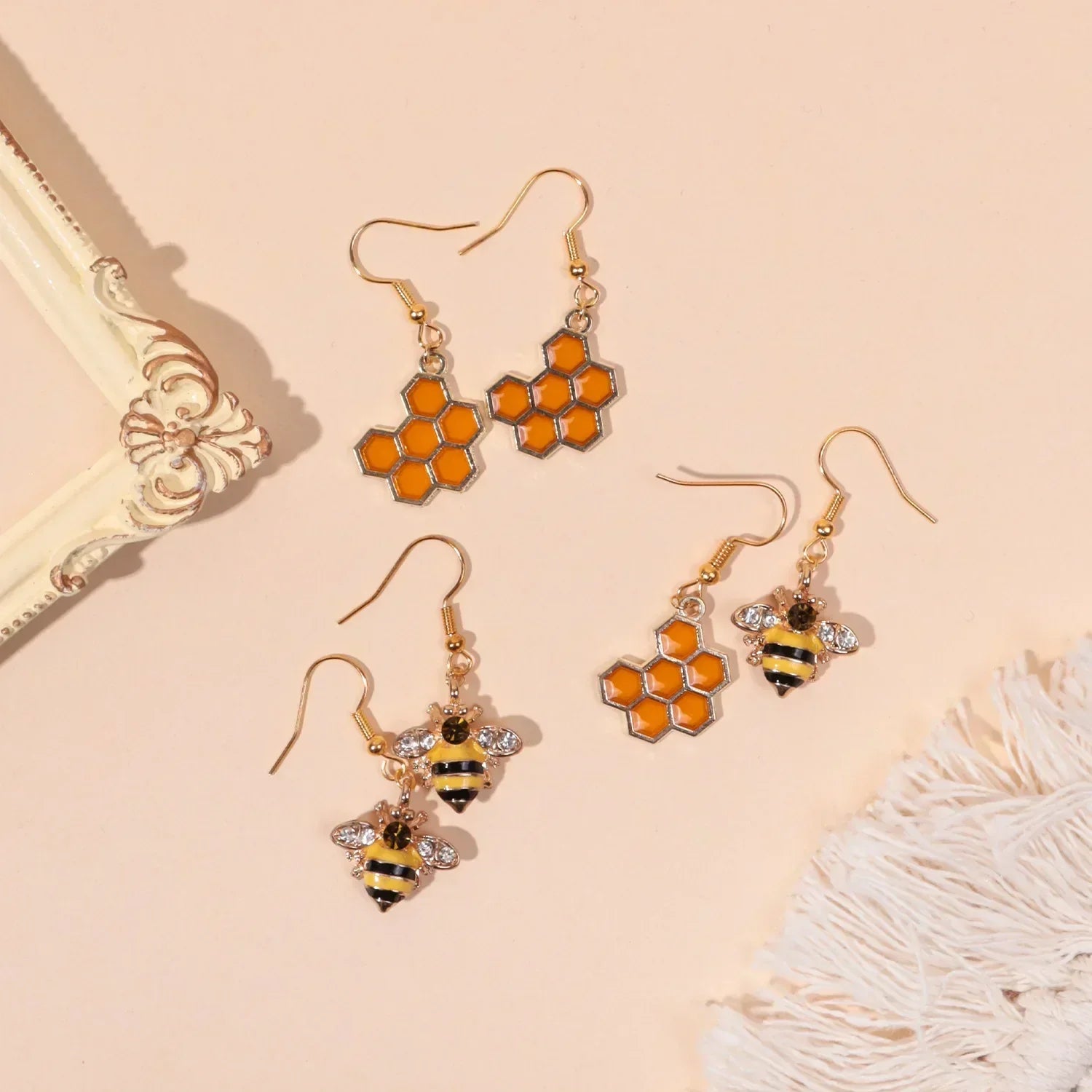 Goldene Bienen- und Honigwaben-Kristallohrringe