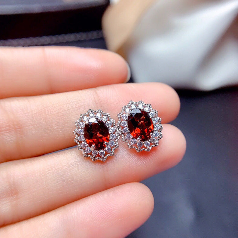 Elegantes tiefrotes Edelstein-Set aus Weißgold