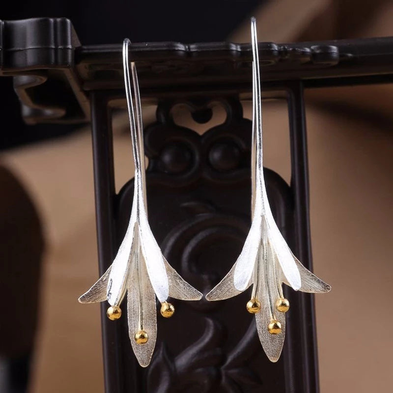 Elegante Silberblütenohrringe