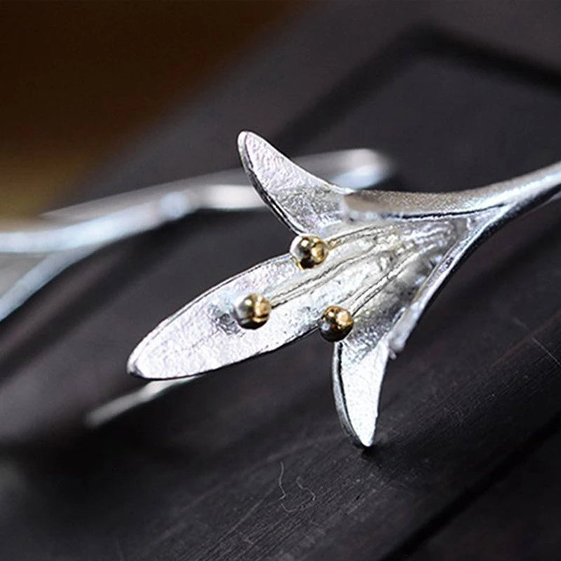 Elegante Silberblütenohrringe