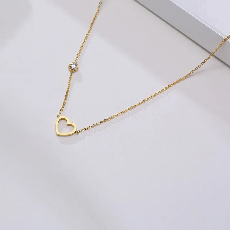 Strahlendes seitliches Kreuz-Halsband