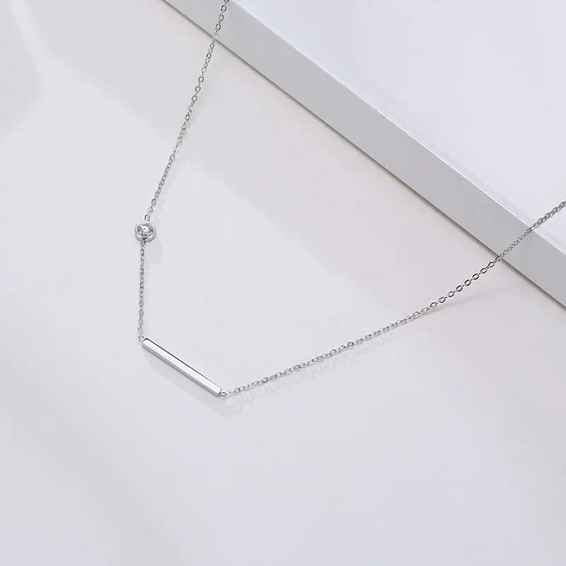 Strahlendes seitliches Kreuz-Halsband