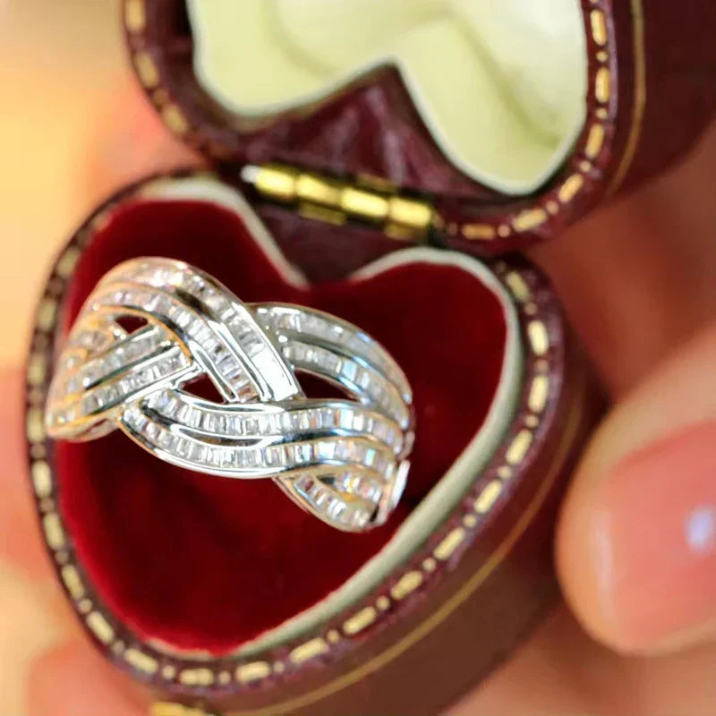 Eleganter Wellenkreuz-Zirkonia-Ring