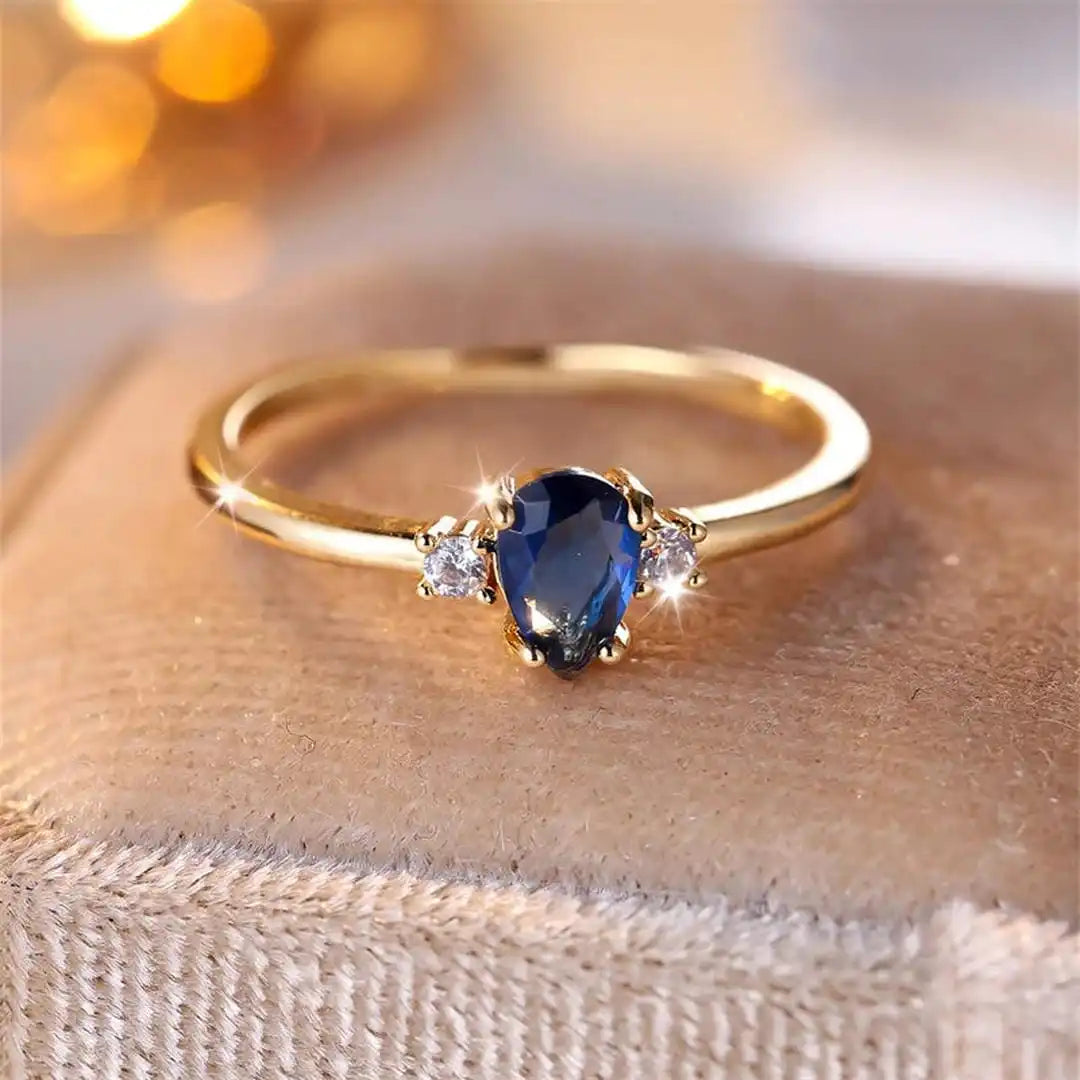 Minimalistischer Royal-Saphir-Ring im Birnenschliff