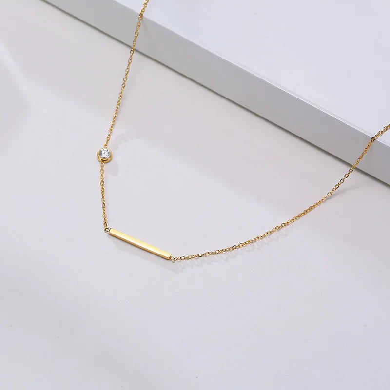 Strahlendes seitliches Kreuz-Halsband