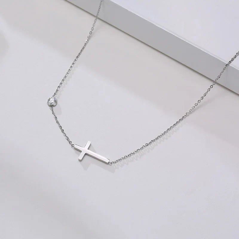 Strahlendes seitliches Kreuz-Halsband