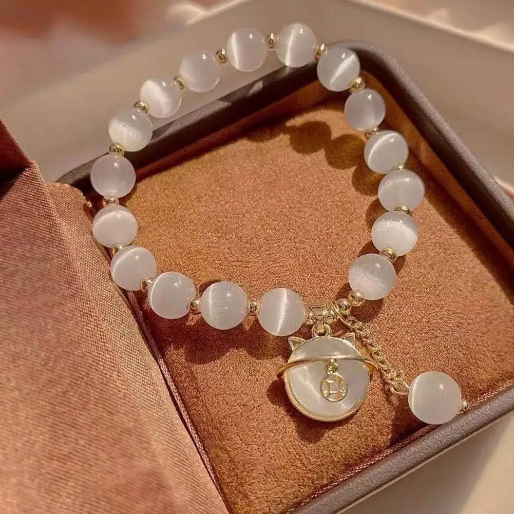 Perlenarmband mit Glückskatze-Anhänger