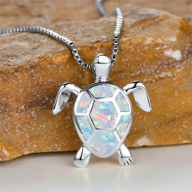 Vintage Goldgrüner Feueropal Schildkröten-Anhänger Halskette