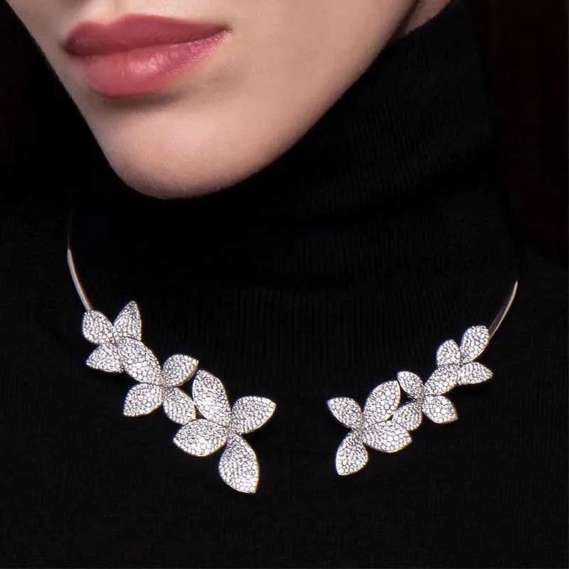 Elegante Blumen-Kristall-Halskette