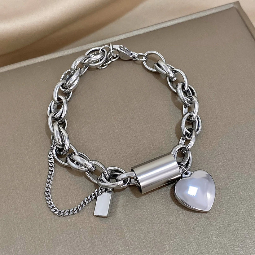 Zeitloses Armband aus Weißgold mit Herzform