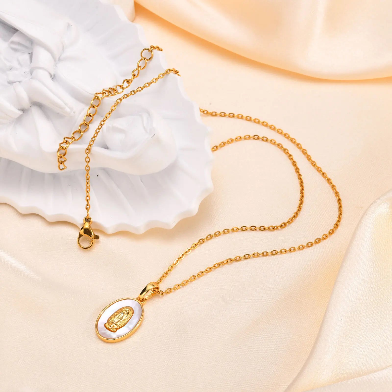Goldene Mary Oval Anhänger Halskette