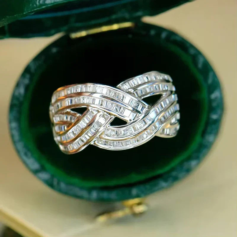 Eleganter Wellenkreuz-Zirkonia-Ring