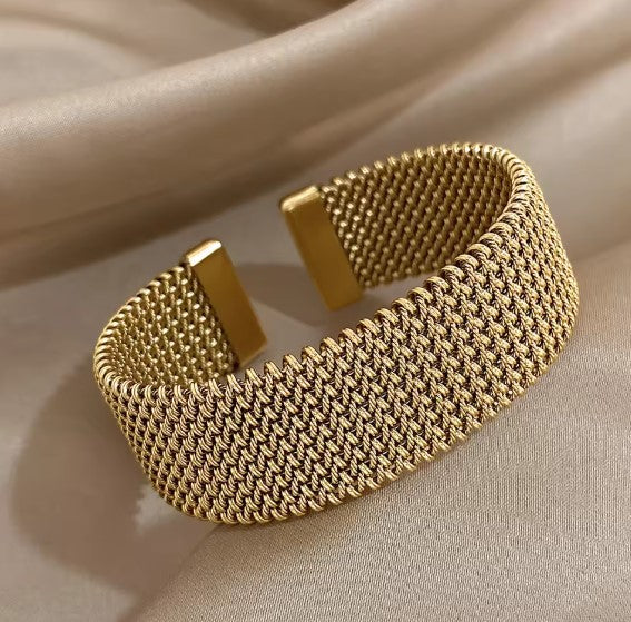 Elegantes geflochtenes Mesh-Armband mit offenem Design