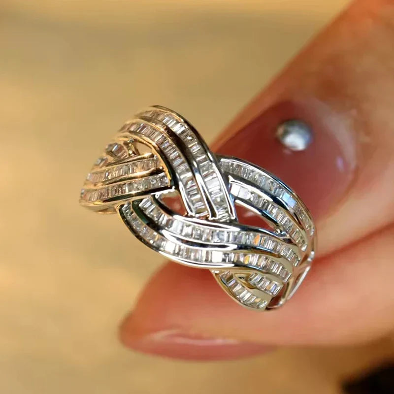 Eleganter Wellenkreuz-Zirkonia-Ring