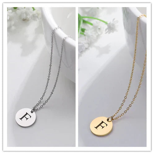 Elegante Goldbuchstaben-Anhänger-Halskette