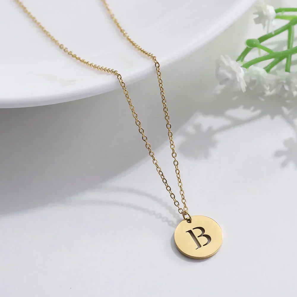 Elegante Goldbuchstaben-Anhänger-Halskette