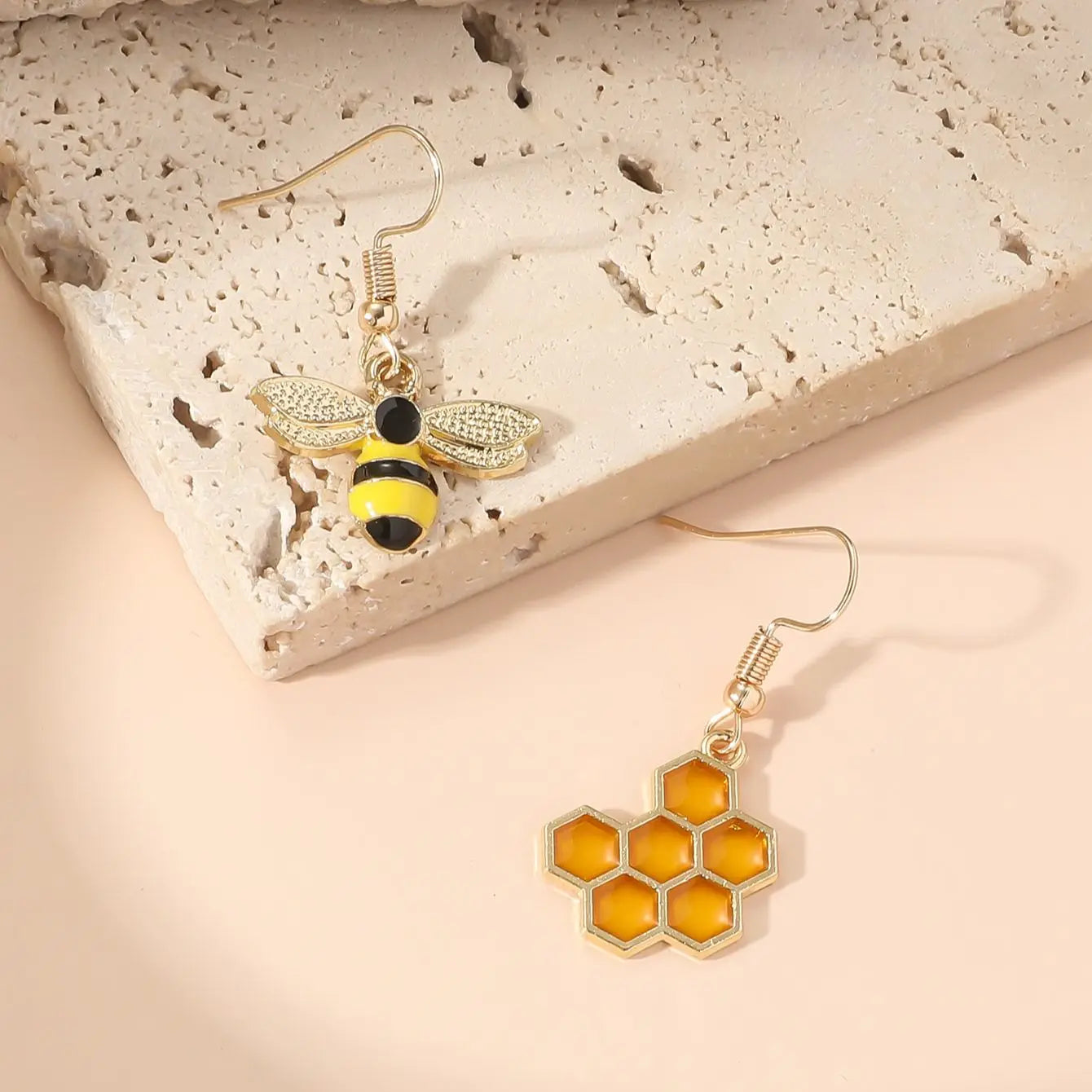 Honigwaben- und Bienenohrringe – Schmuck in Goldtönen für Frauen