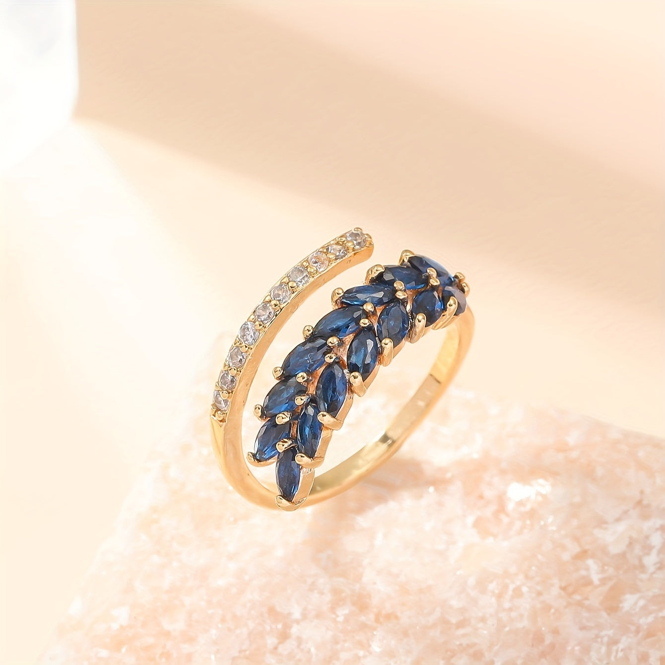 Eleganter synthetischer Zirkon Goldring