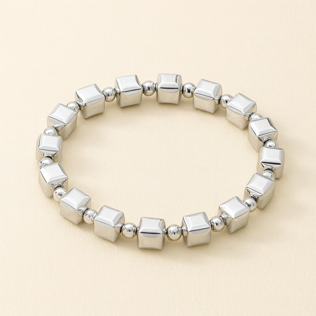 Zeitloses Silberarmband mit kubischen Perlendetails