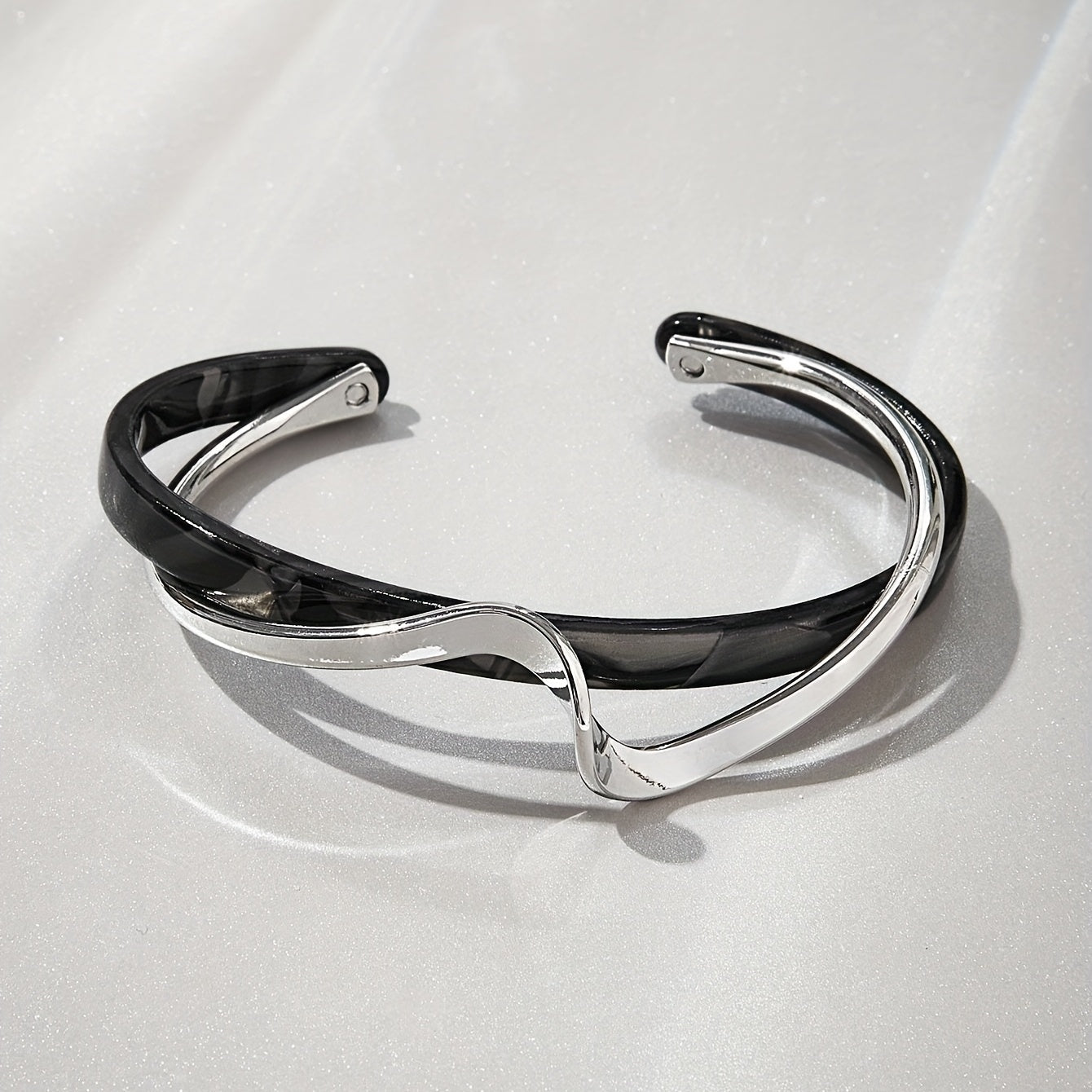 Elegantes minimalistisches Goldarmband