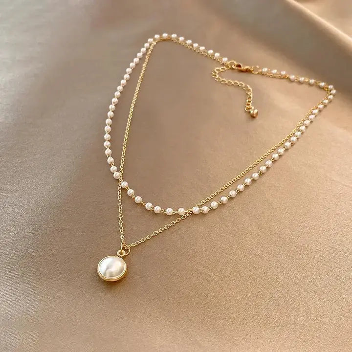 Elegante goldene Halskette mit Perlen