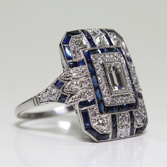 Strahlender Vintage-Silberring mit blauen Zirkon