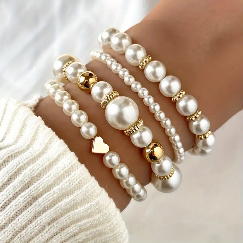 Set aus zeitlosen Perlenarmbändern