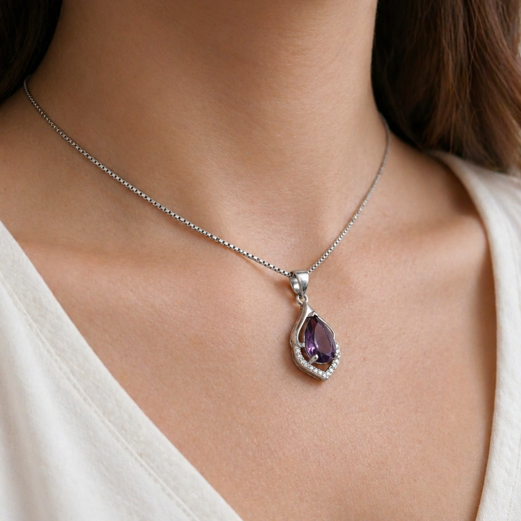 Elegante Halbmond Tropfen Halskette aus Weißgold