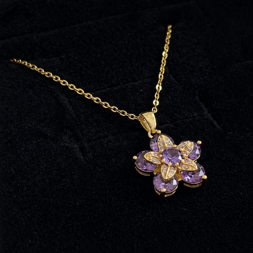 Elegante goldene Blumenanhänger-Halskette