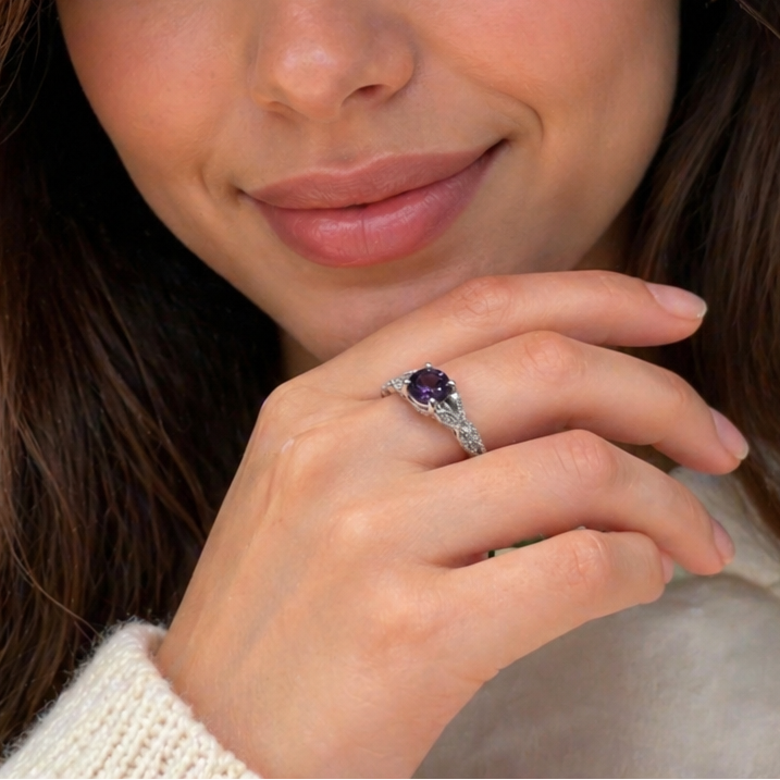 Eleganter Ring aus Weißgold mit Farnmotiv