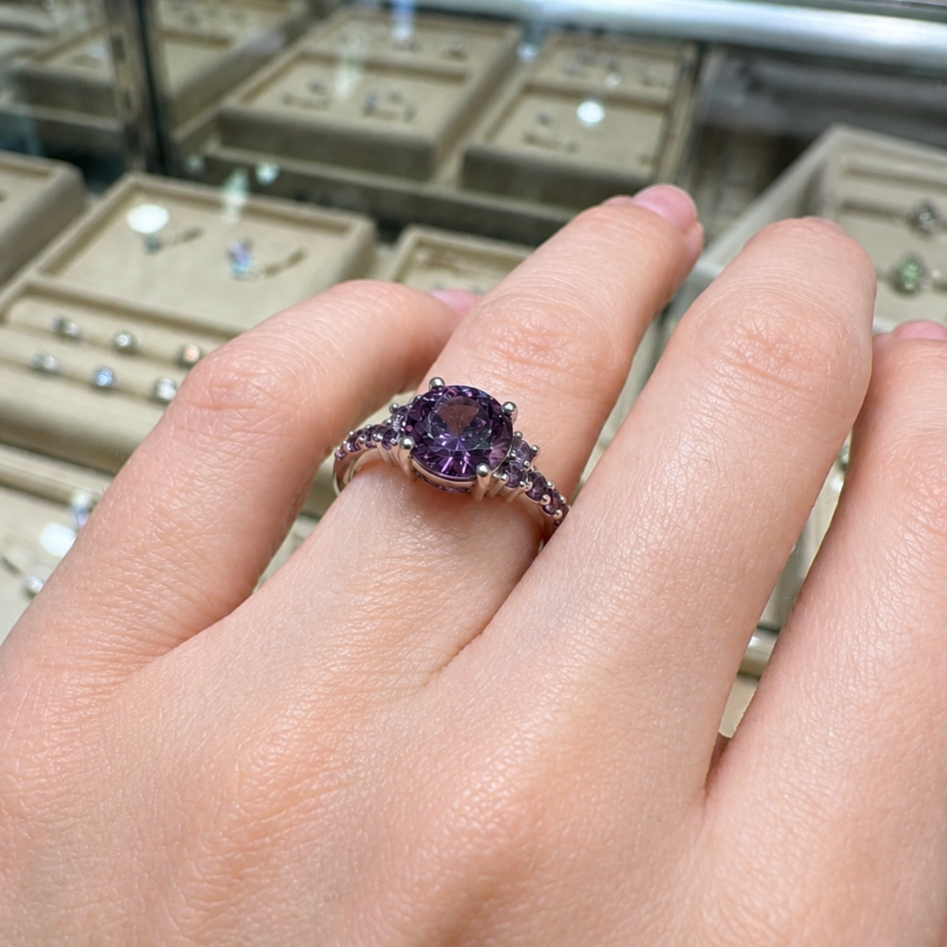 Eleganter Amethyst-Ring aus Weißgold