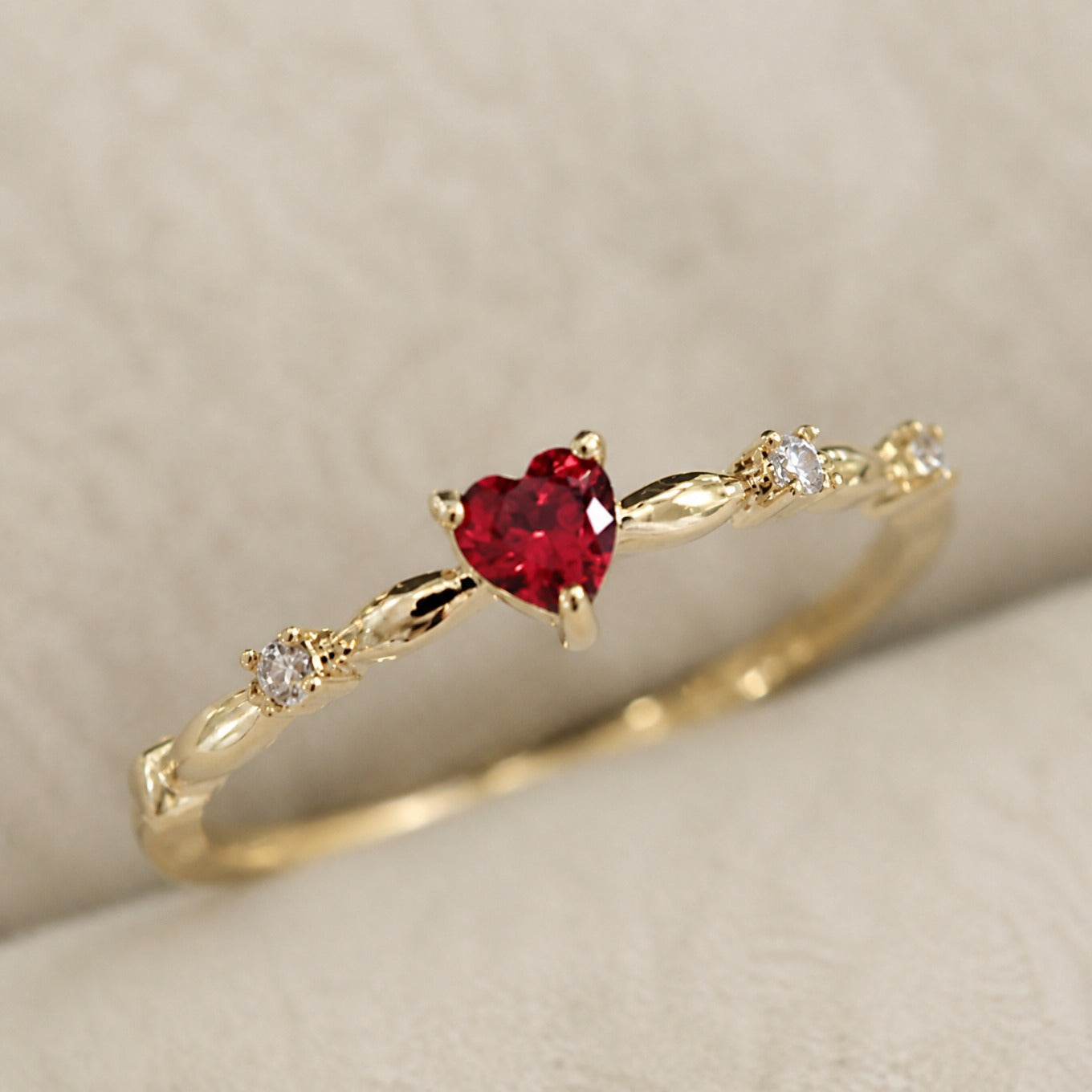Eleganter Rubin-Gold-Herzring