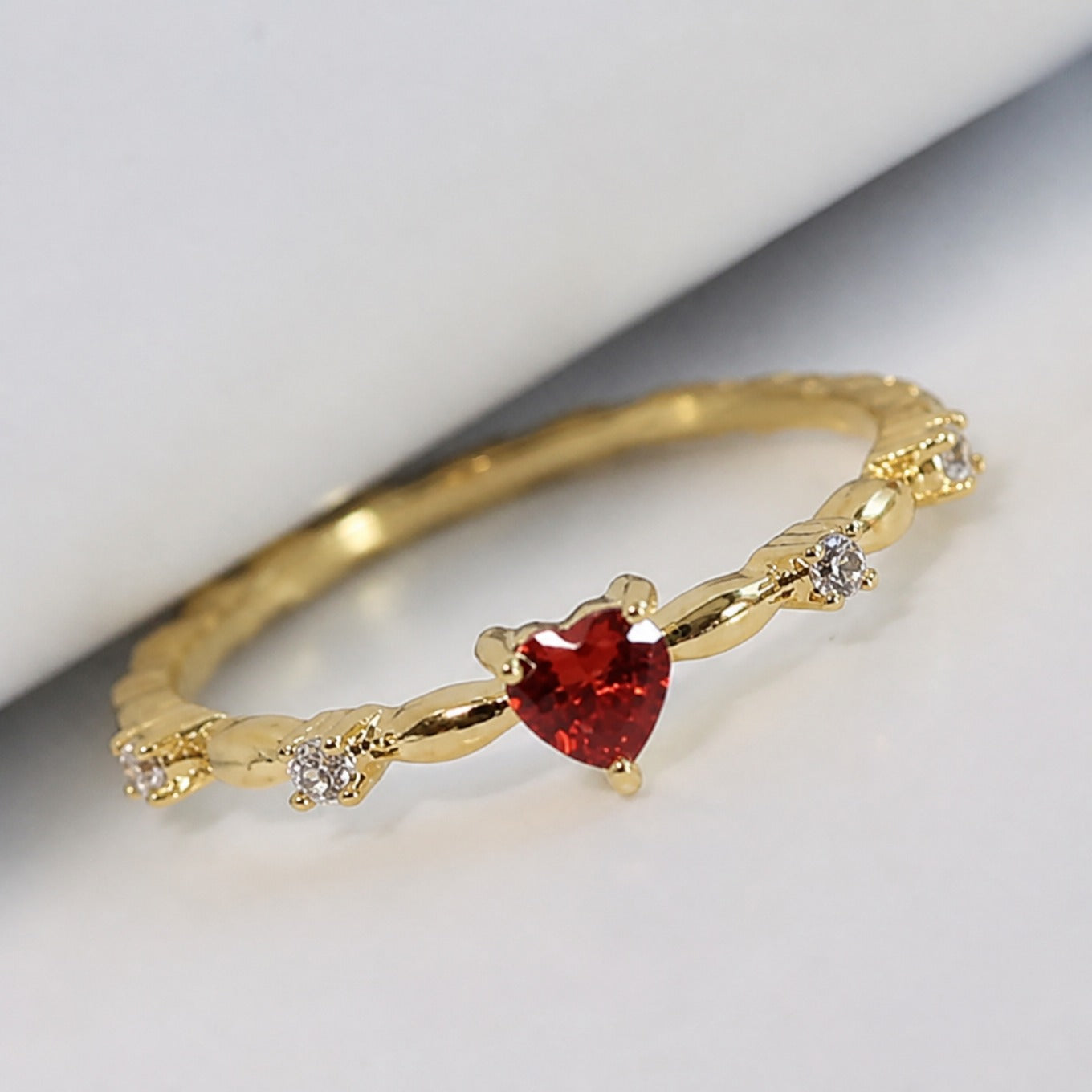Eleganter Rubin-Gold-Herzring