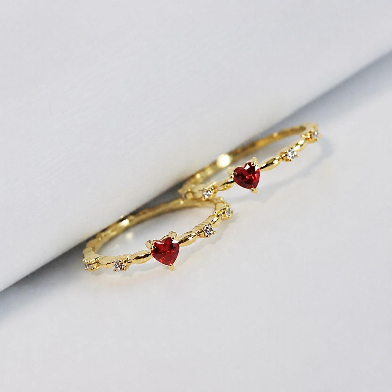Eleganter Rubin-Gold-Herzring