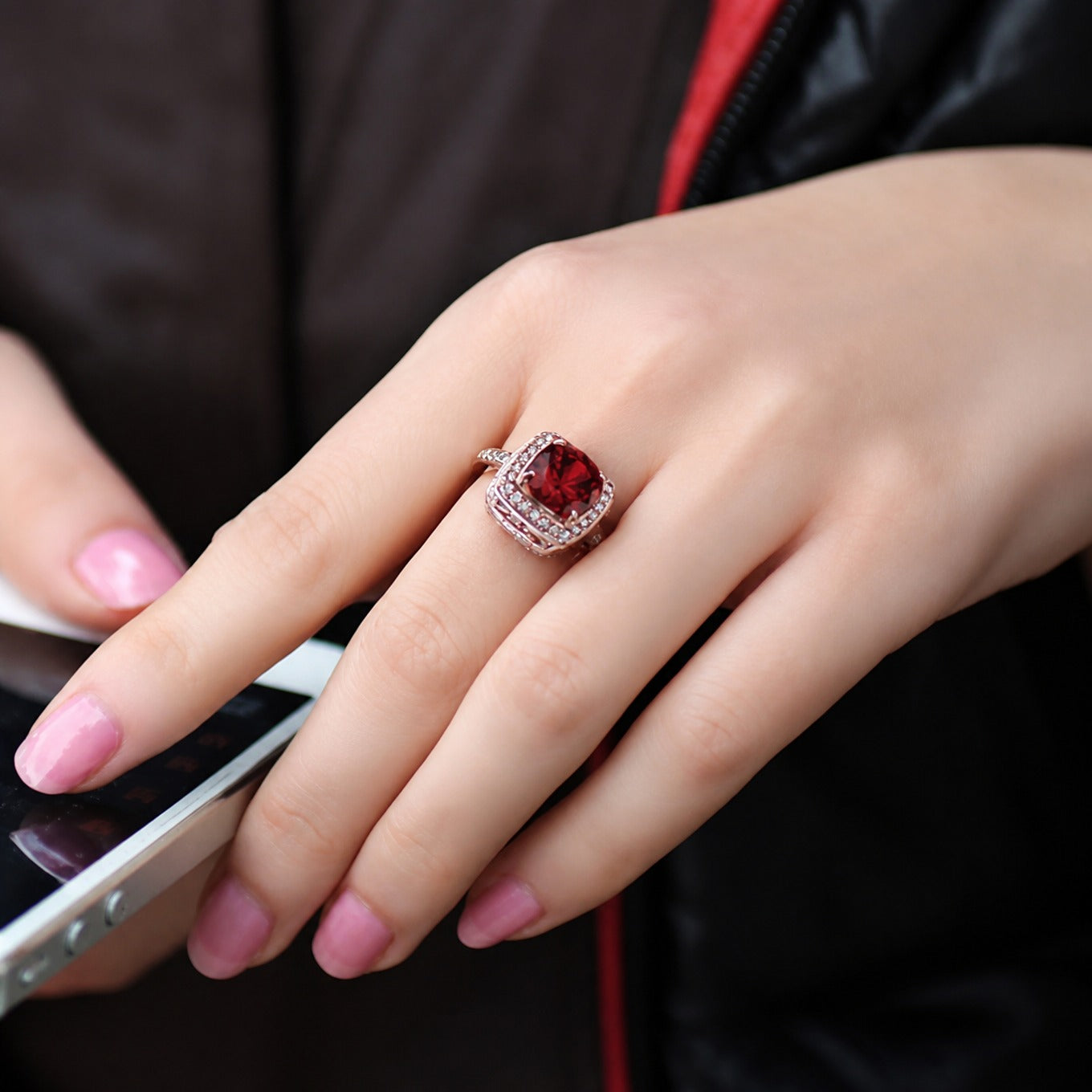 Eleganter Rubin-Halo-Goldring