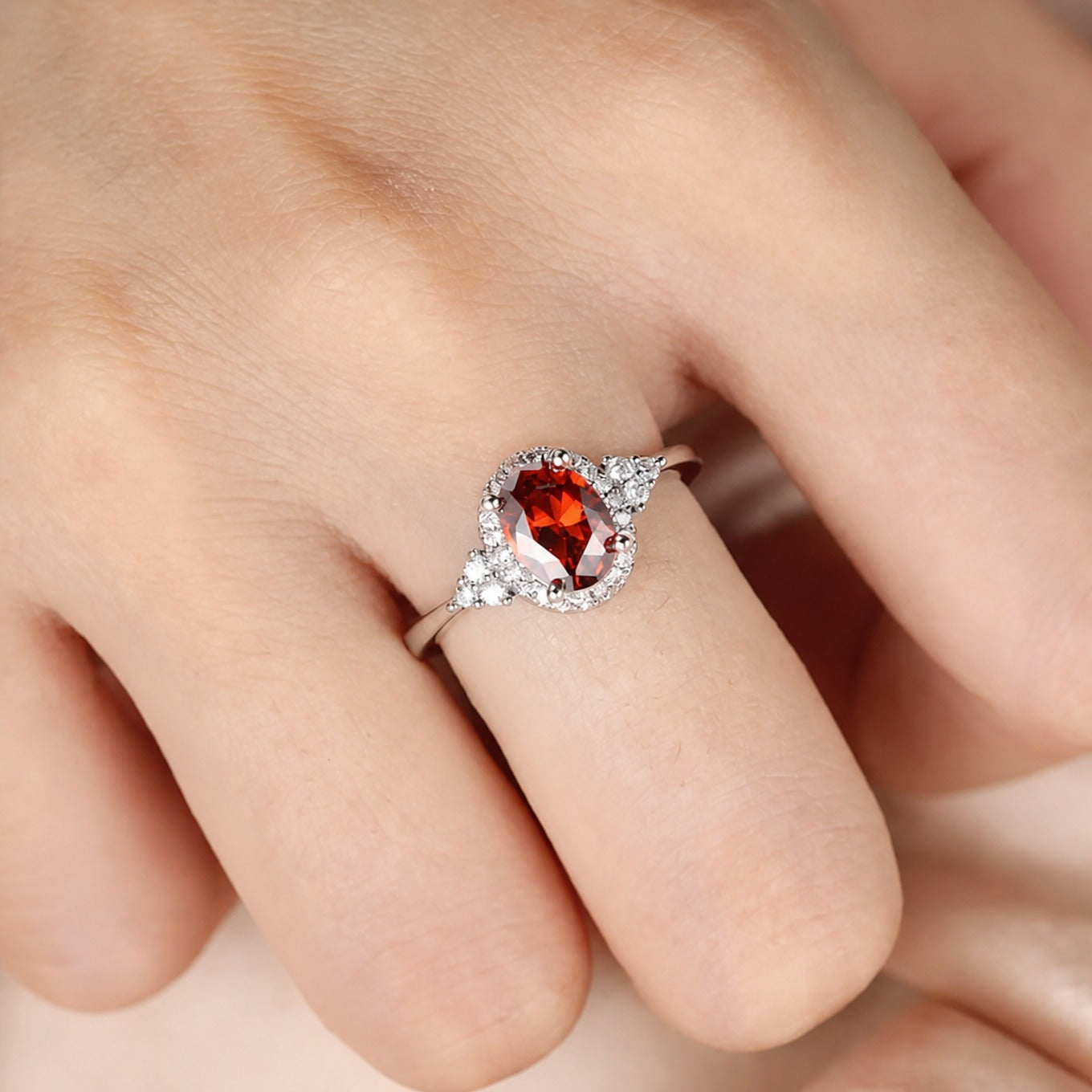 Eleganter Ring aus Weißgold mit Glut